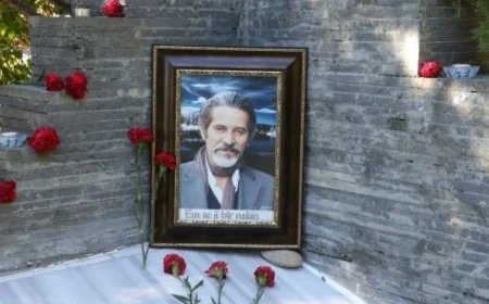 Kürt Edebiyatının Önemli İsmi Arjen Ari, Diyarbakır'da Mezarı Başında Anıldı