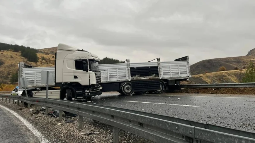 Diyarbakır-Elazığ Karayolunda Korkutan Kaza! İki Tır Çarpıştı, Trafik Durma Noktasına Geldi