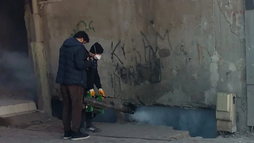 Diyarbakır Bağlar’da Akılalmaz Yöntem: Uyuşturucu Yuvasına Dönüşen Binaya ‘Haşere İlacı’ ile Müdahale!